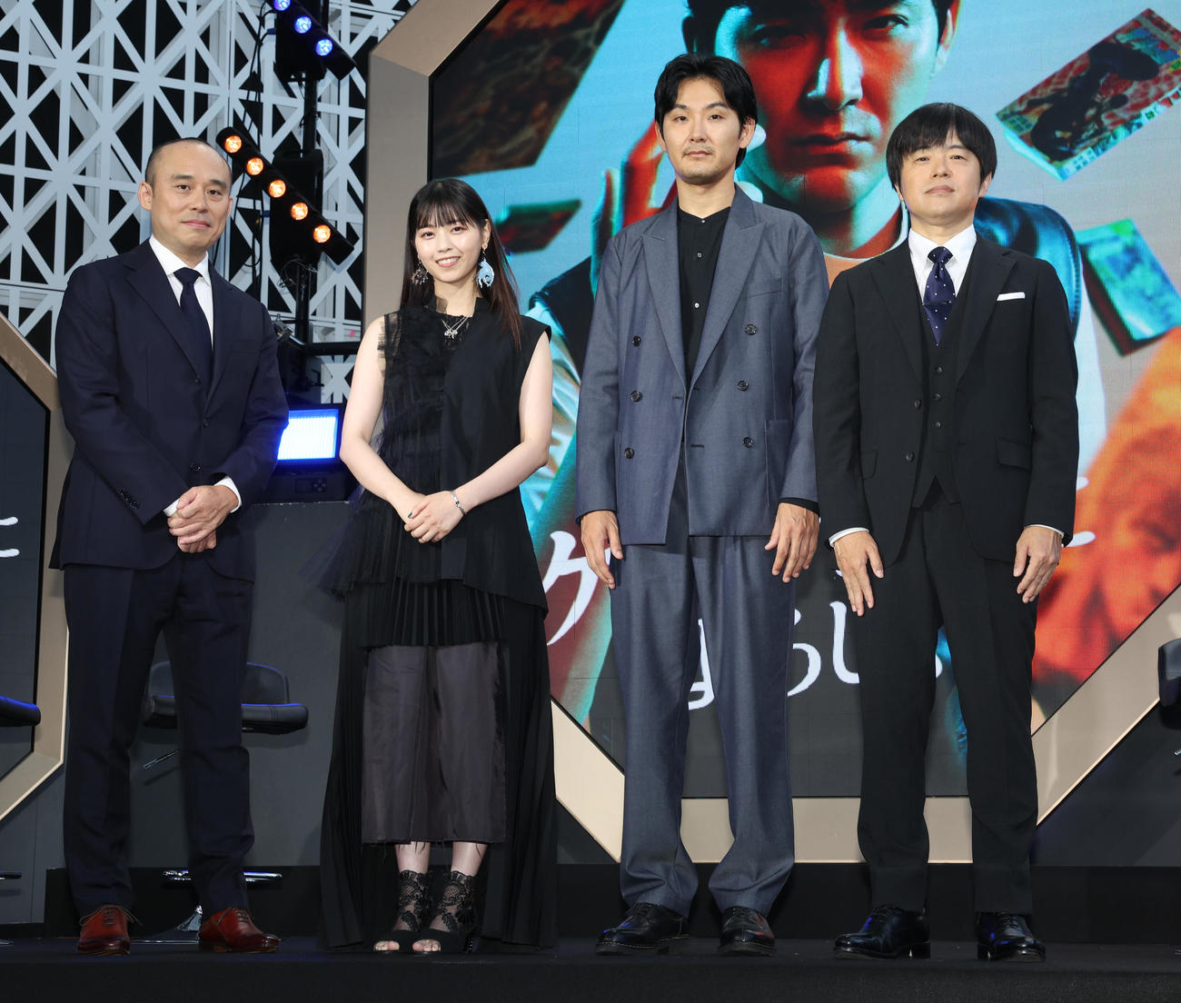 「♯DMM TVまつり」に登場した左から関和亮監督、西野七瀬、松田龍平、バカリズム（撮影・野上伸悟）