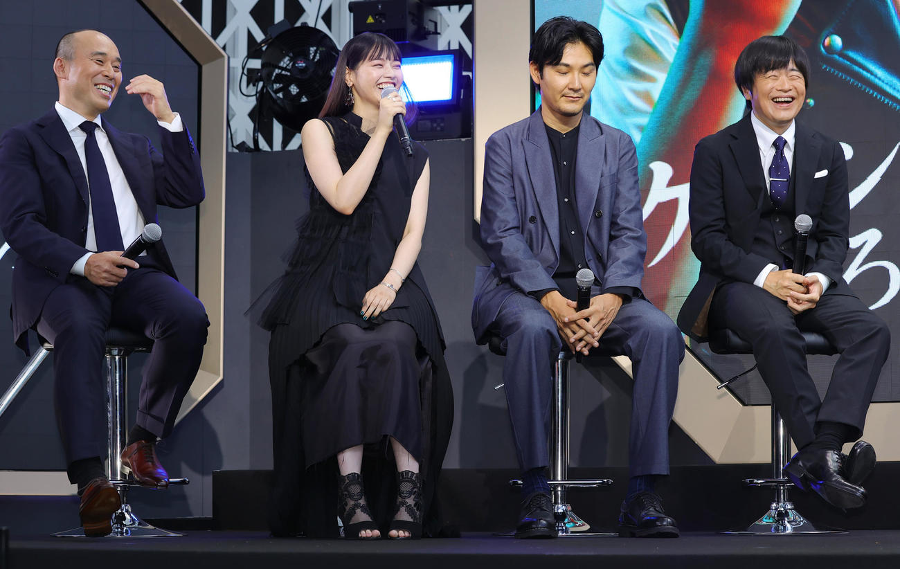 「♯DMM TVまつり」に登場した、左から関和亮監督、西野七瀬、松田龍平、バカリズム（撮影・野上伸悟）