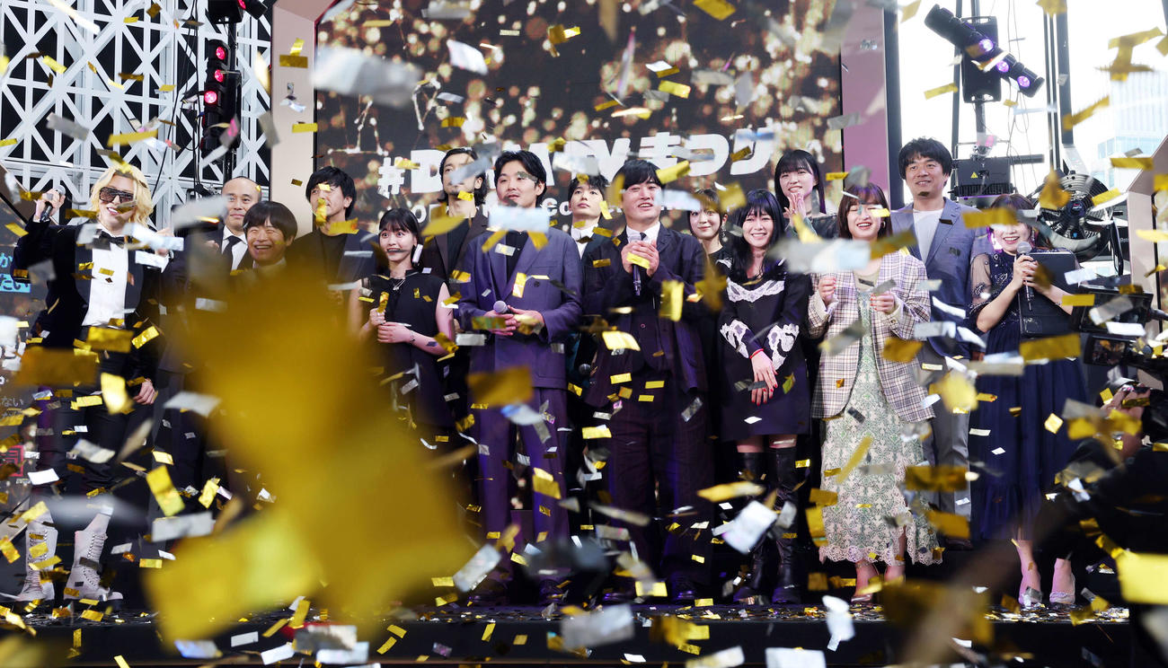 「♯DMM TVまつり」に登場した前列左からローランド、バカリズム、西野七瀬、松田龍平、劇団ひとり、真木よう子、門脇麦、森香澄、後列左から関和亮監督、山岸聖太監督、金子ノブアキ、青木柚、伊礼姫奈、服部樹咲、企画、総合演出の橋本和明氏（撮影・野上伸悟）