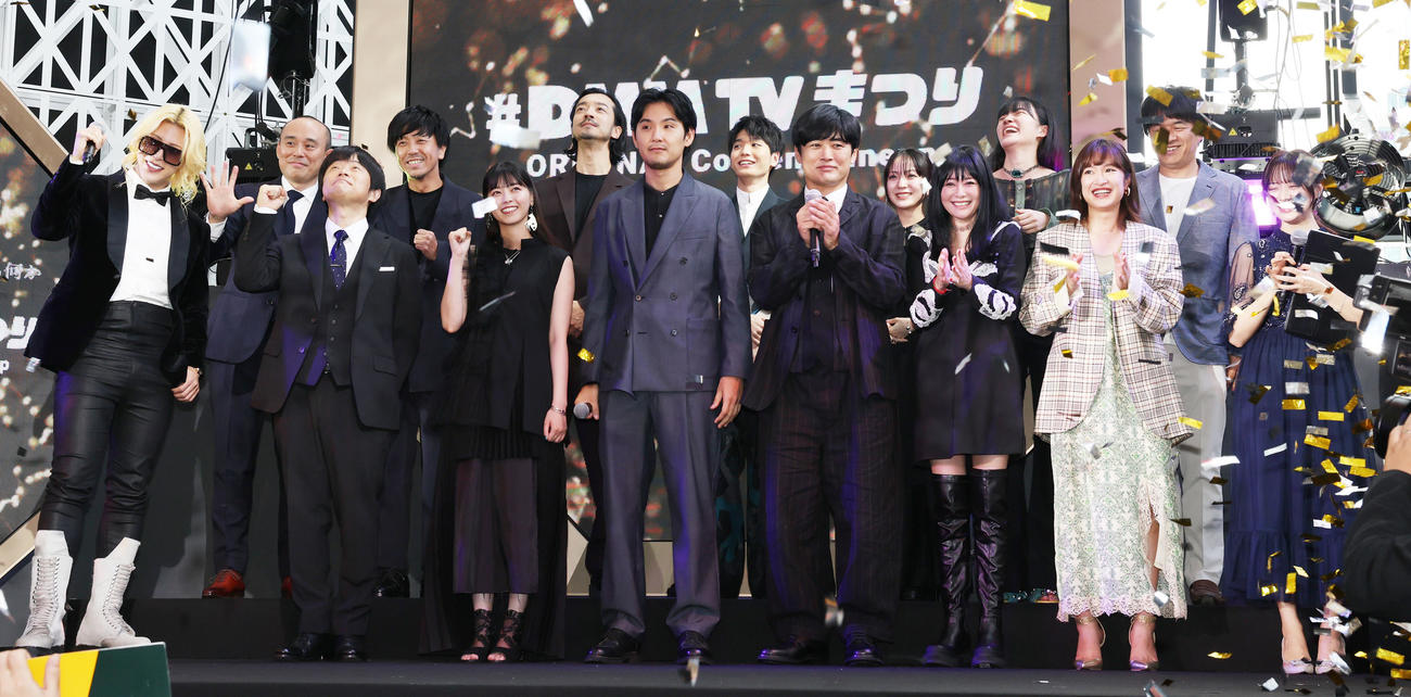 「♯DMM TVまつり」に登場した前列左からローランド、バカリズム、西野七瀬、松田龍平、劇団ひとり、真木よう子、門脇麦、森香澄、後列左から関和亮監督、山岸聖太監督、金子ノブアキ、青木柚、伊礼姫奈、服部樹咲、企画、総合演出の橋本和明氏（撮影・野上伸悟）