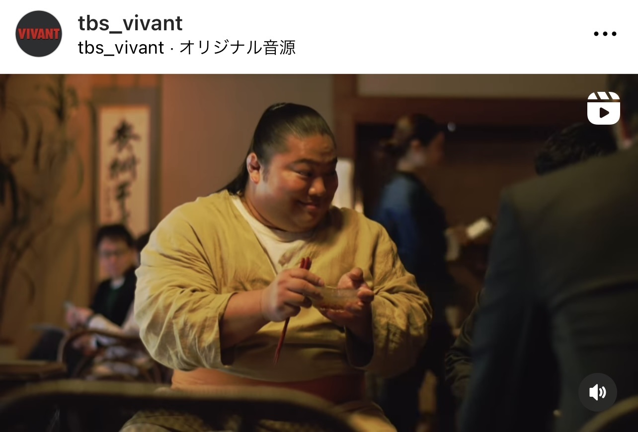 初めてのところてんに興味津々のドラム（富栄ドラム）（TBS日曜劇場「VIVANT」公式インスタグラムから）
