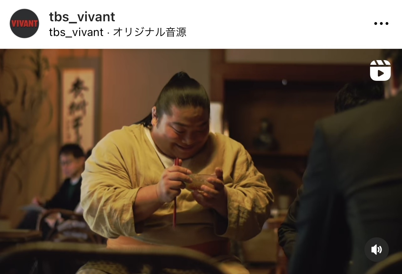 初めてのところてんに興味津々のドラム（富栄ドラム）（TBS日曜劇場「VIVANT」公式インスタグラムから）
