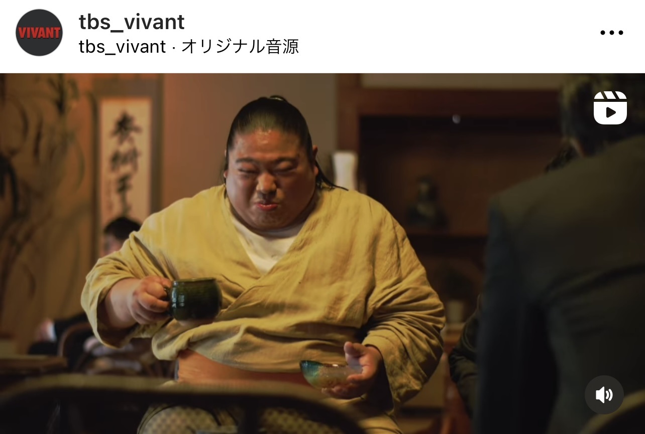 お茶でお口直しをするも、まだ酸っぱさが残っているようすのドラム（富栄ドラム）（TBS日曜劇場「VIVANT」公式インスタグラムから）