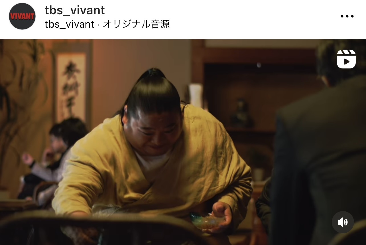 お茶でお口直しをするも、まだ酸っぱさが残っているようすのドラム（富栄ドラム）（TBS日曜劇場「VIVANT」公式インスタグラムから）