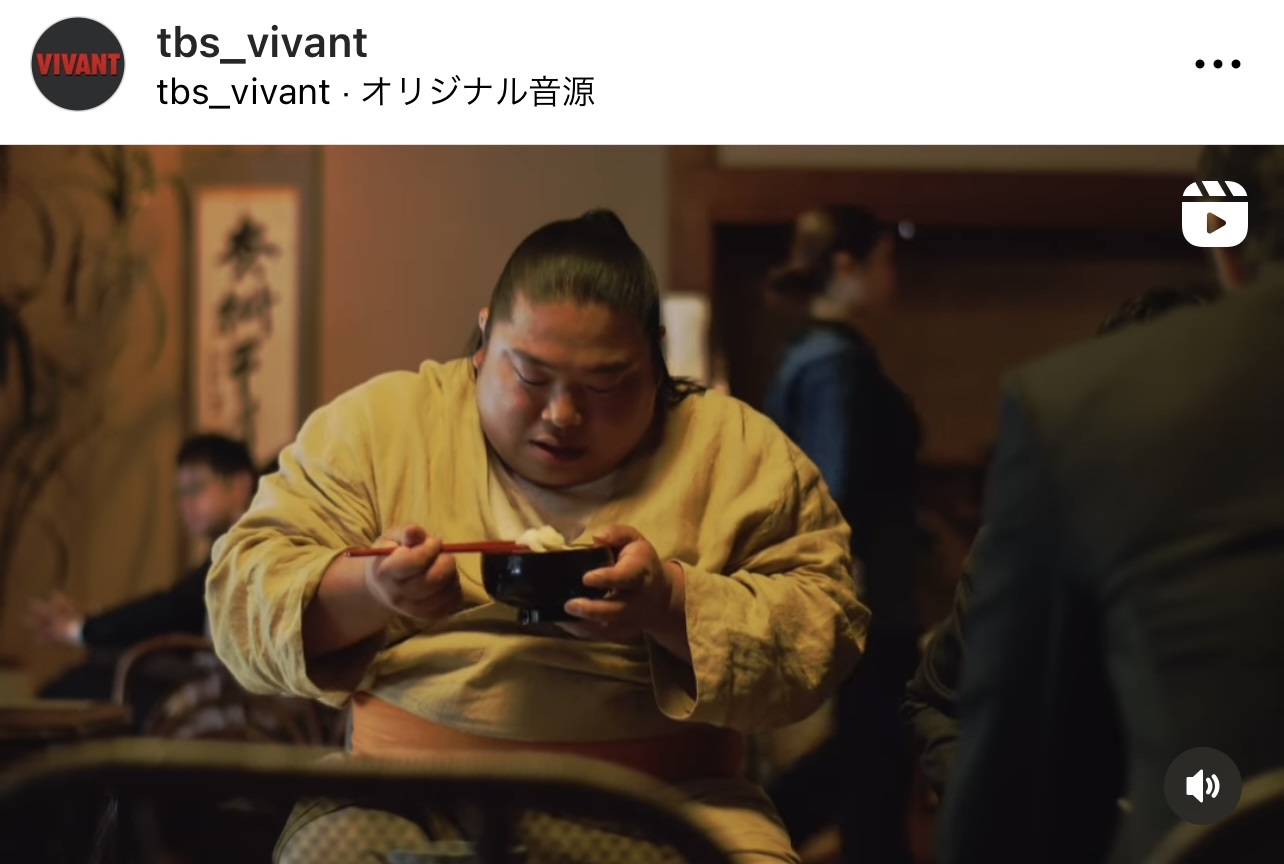 お口直し？に餅を食べるドラム（富栄ドラム）（TBS日曜劇場「VIVANT」公式インスタグラムから）