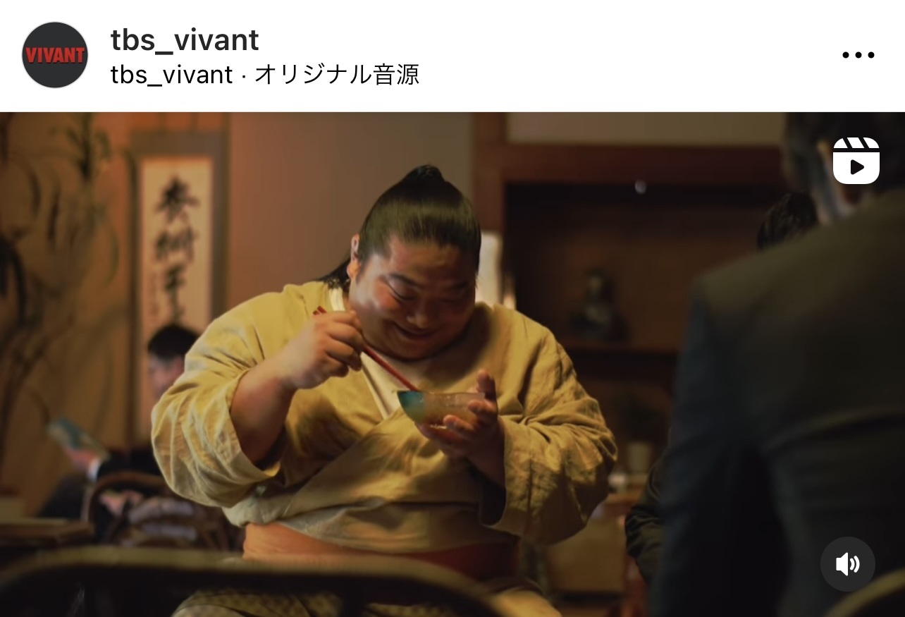 初めてところてんを食べるドラム（富栄ドラム）（TBS日曜劇場「VIVANT」公式インスタグラムから）
