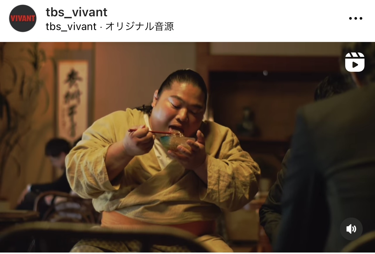 初めてところてんを食べるドラム（富栄ドラム）（TBS日曜劇場「VIVANT」公式インスタグラムから）