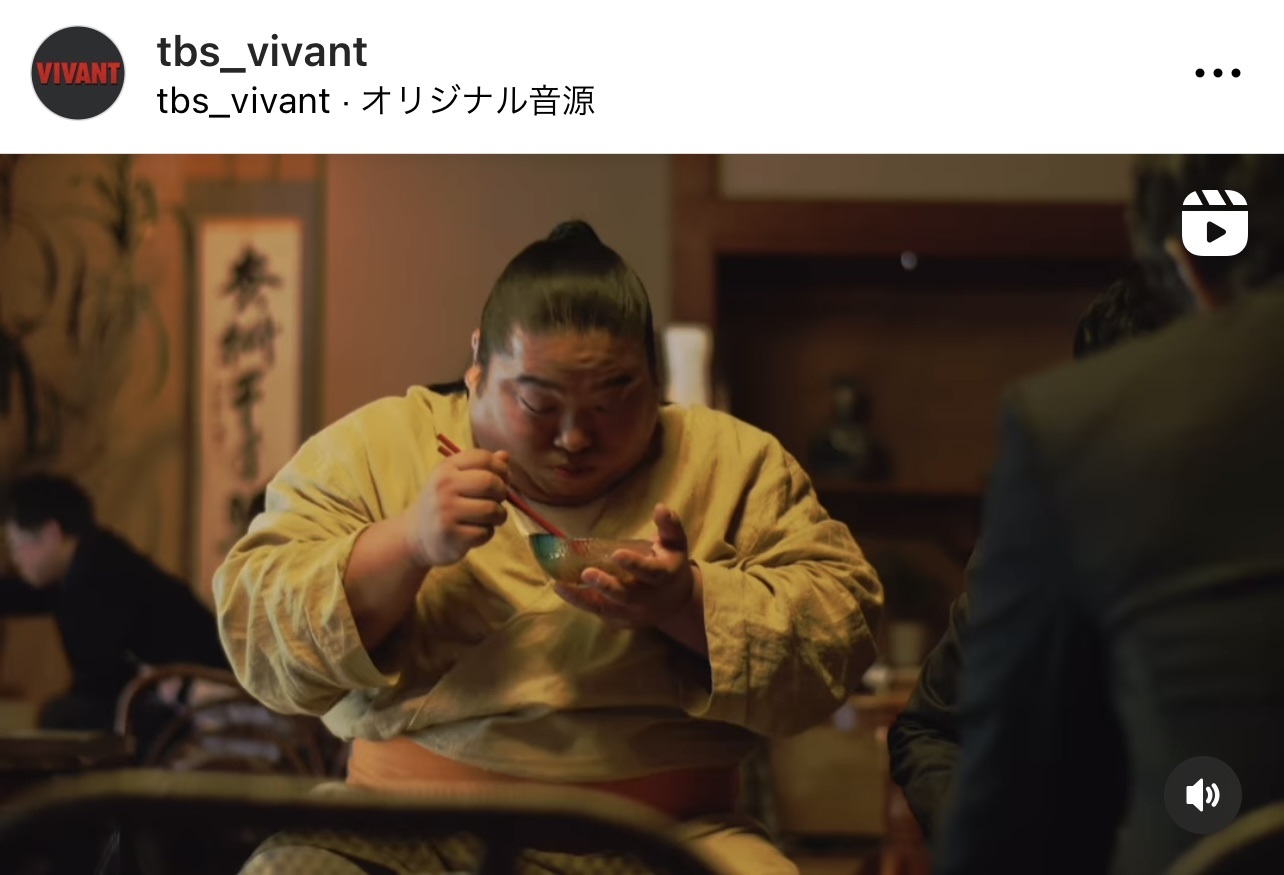 初めてのところてんの酸っぱさに悶えるドラム（富栄ドラム）（TBS日曜劇場「VIVANT」公式インスタグラムから）