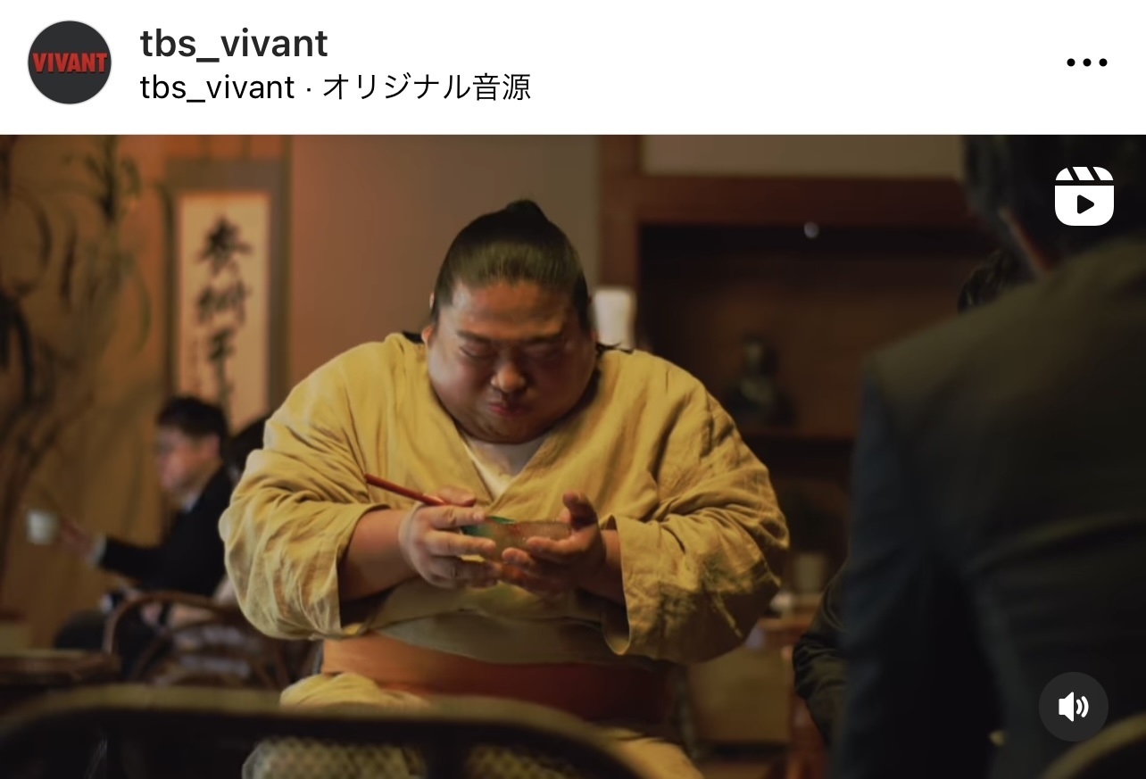 初めてのところてんの酸っぱさに悶えるドラム（富栄ドラム）（TBS日曜劇場「VIVANT」公式インスタグラムから）