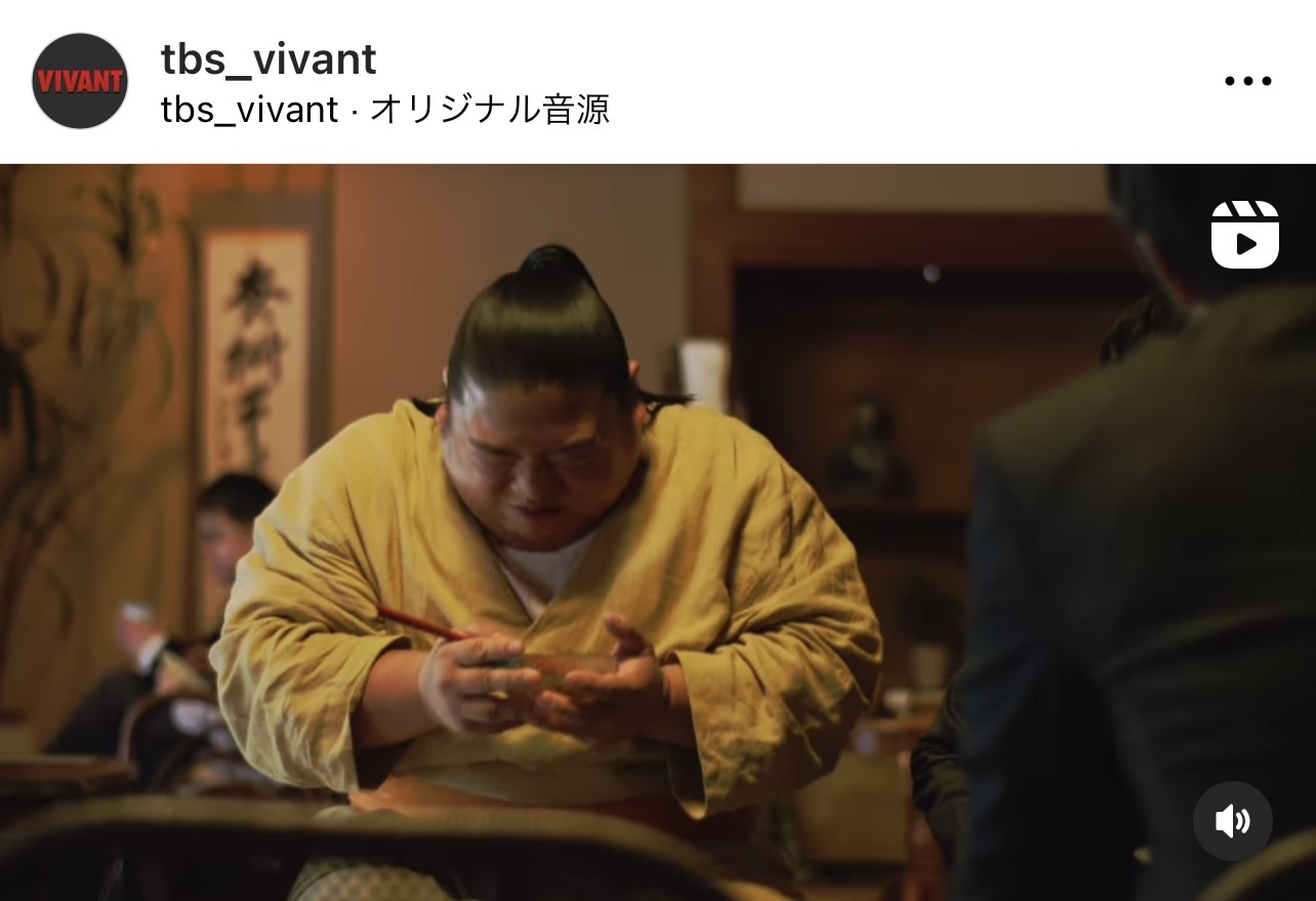 初めてのところてんの酸っぱさに悶えるドラム（富栄ドラム）（TBS日曜劇場「VIVANT」公式インスタグラムから）