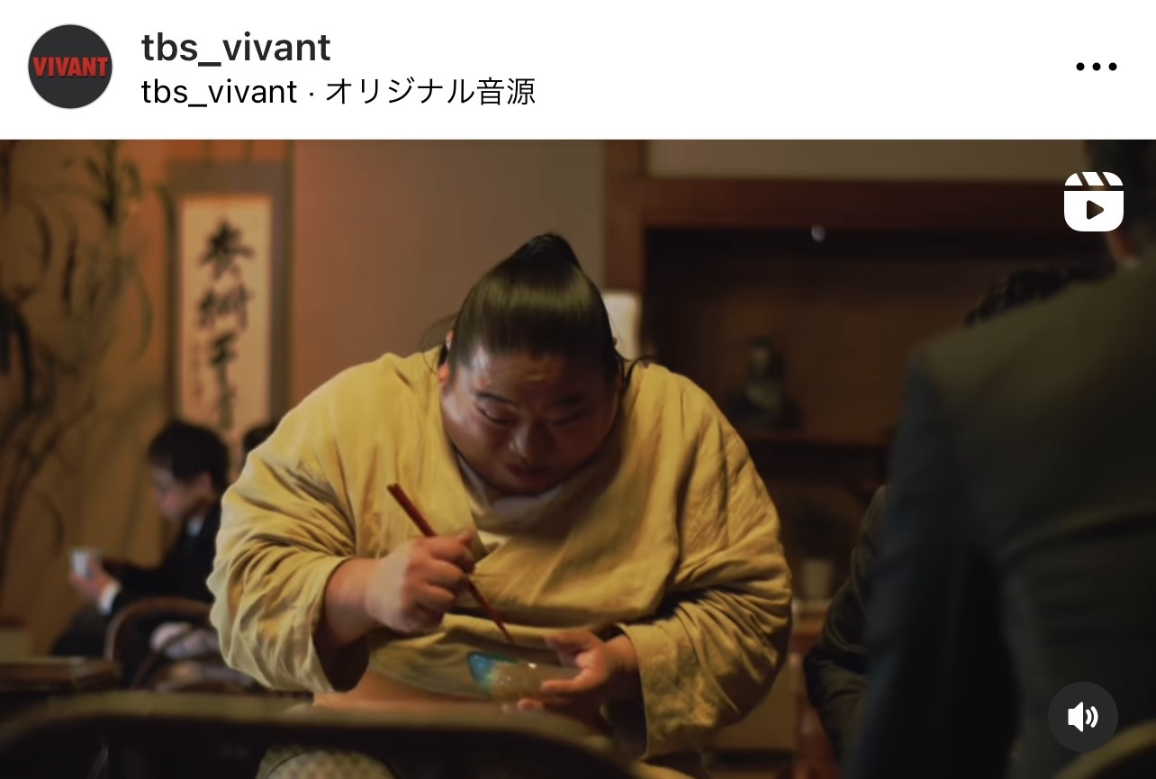 初めてのところてんの酸っぱさに悶えるドラム（富栄ドラム）（TBS日曜劇場「VIVANT」公式インスタグラムから）