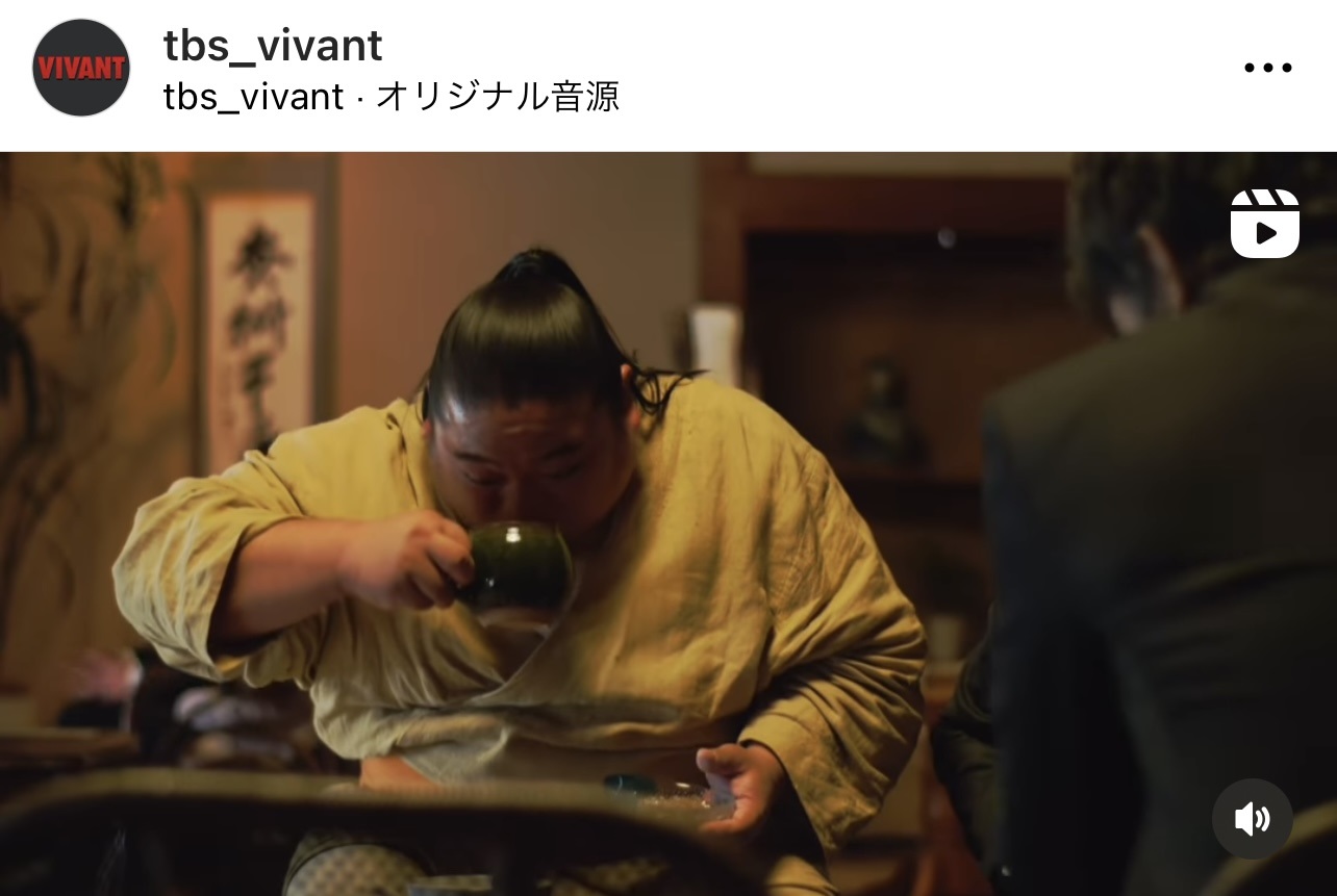 お茶でお口直しをするドラム（富栄ドラム）（TBS日曜劇場「VIVANT」公式インスタグラムから）