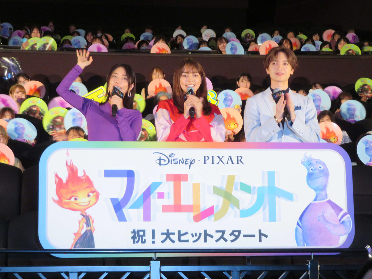 米アニメーション映画「マイ・エレメント」公開記念舞台あいさつに登壇した、左からKis－My－Ft2玉森裕太、川口春奈、MEGUMI（撮影・村上幸将）