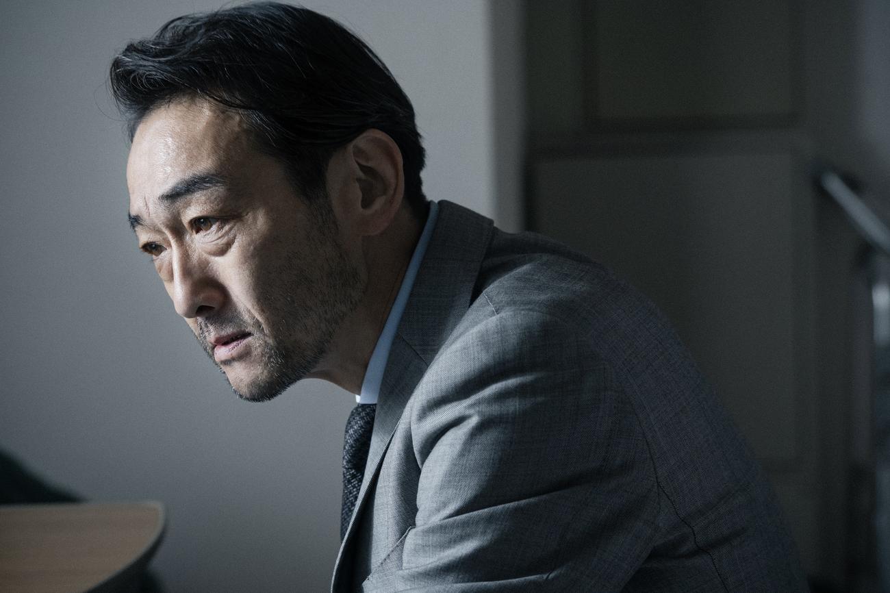 捜査に当たる刑事役の吹越満