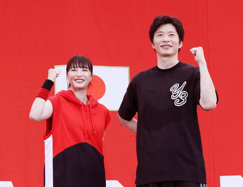 バスケW杯応援イベントに参加した広瀬すず(左)と田中圭(撮影・鈴木正人)