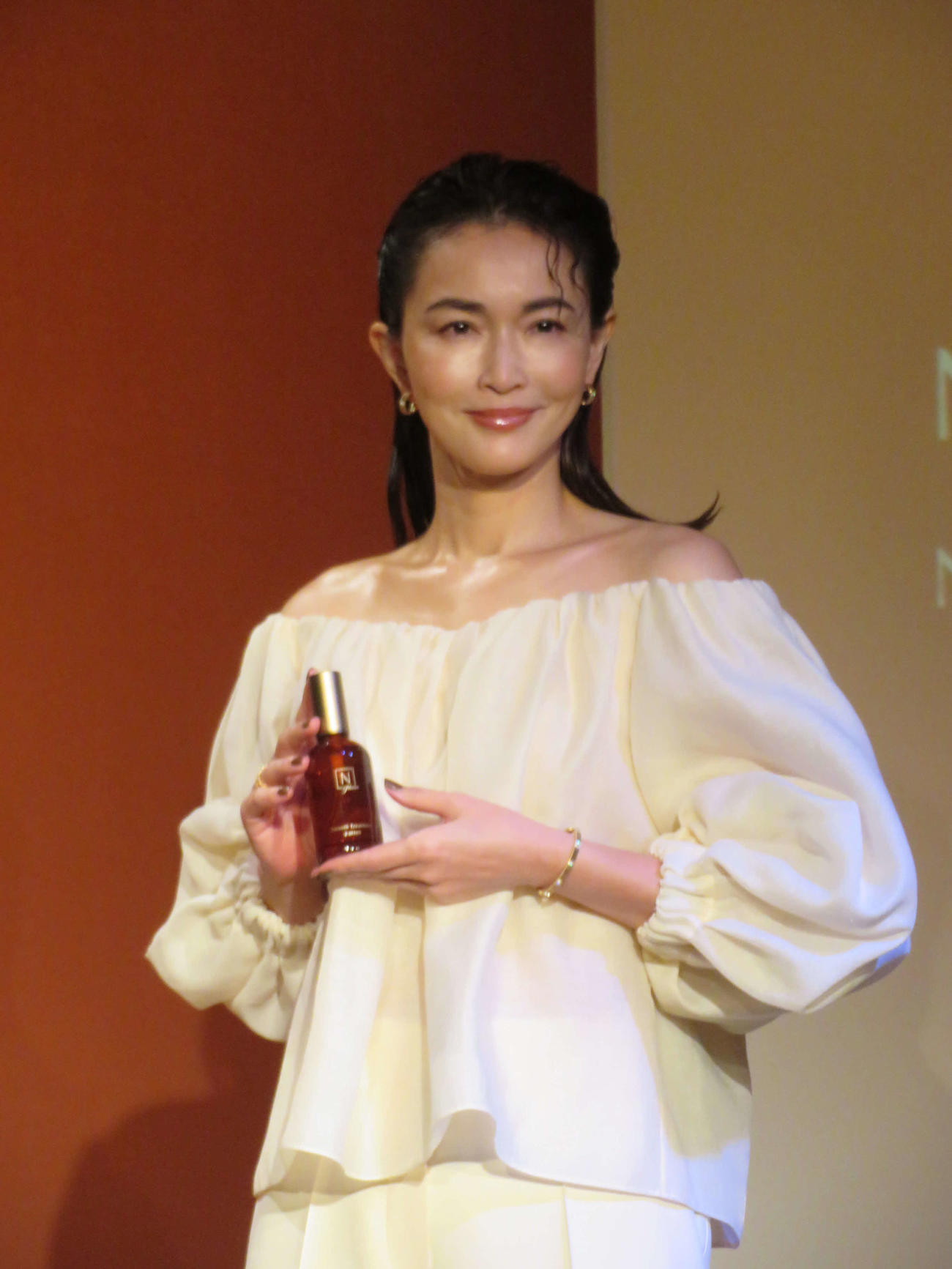 「N organic Plenum」新シリーズ発表会、ミューズ就任式に登壇した長谷川京子（撮影・村上幸将）