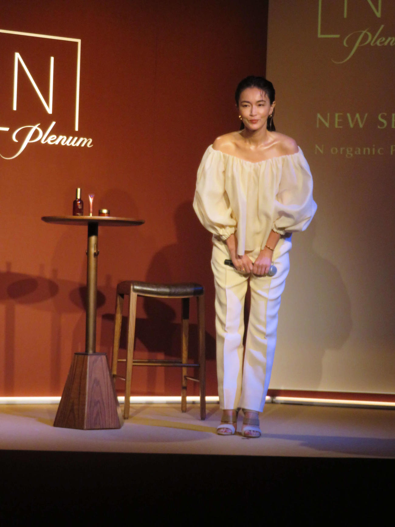 「N organic Plenum」新シリーズ発表会、ミューズ就任式に登壇した長谷川京子（撮影・村上幸将）