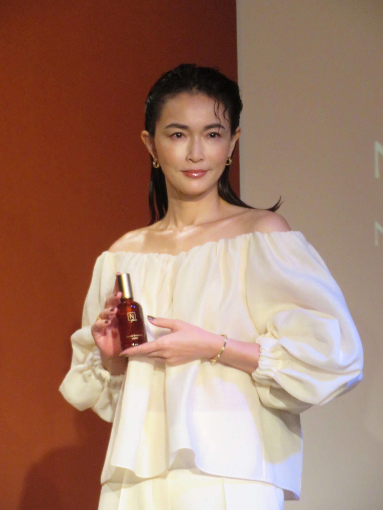 「N organic Plenum」新シリーズ発表会、ミューズ就任式に登壇した長谷川京子（撮影・村上幸将）