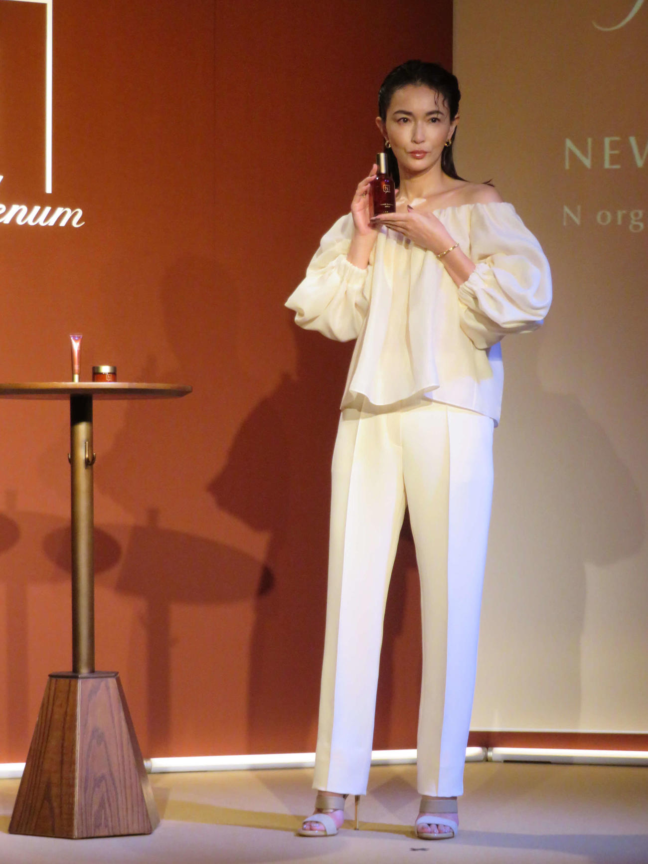 「N organic Plenum」新シリーズ発表会、ミューズ就任式に登壇した長谷川京子（撮影・村上幸将）