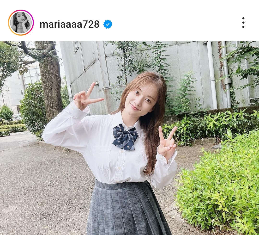 制服姿でダブルピース（谷まりあのインスタグラムから）