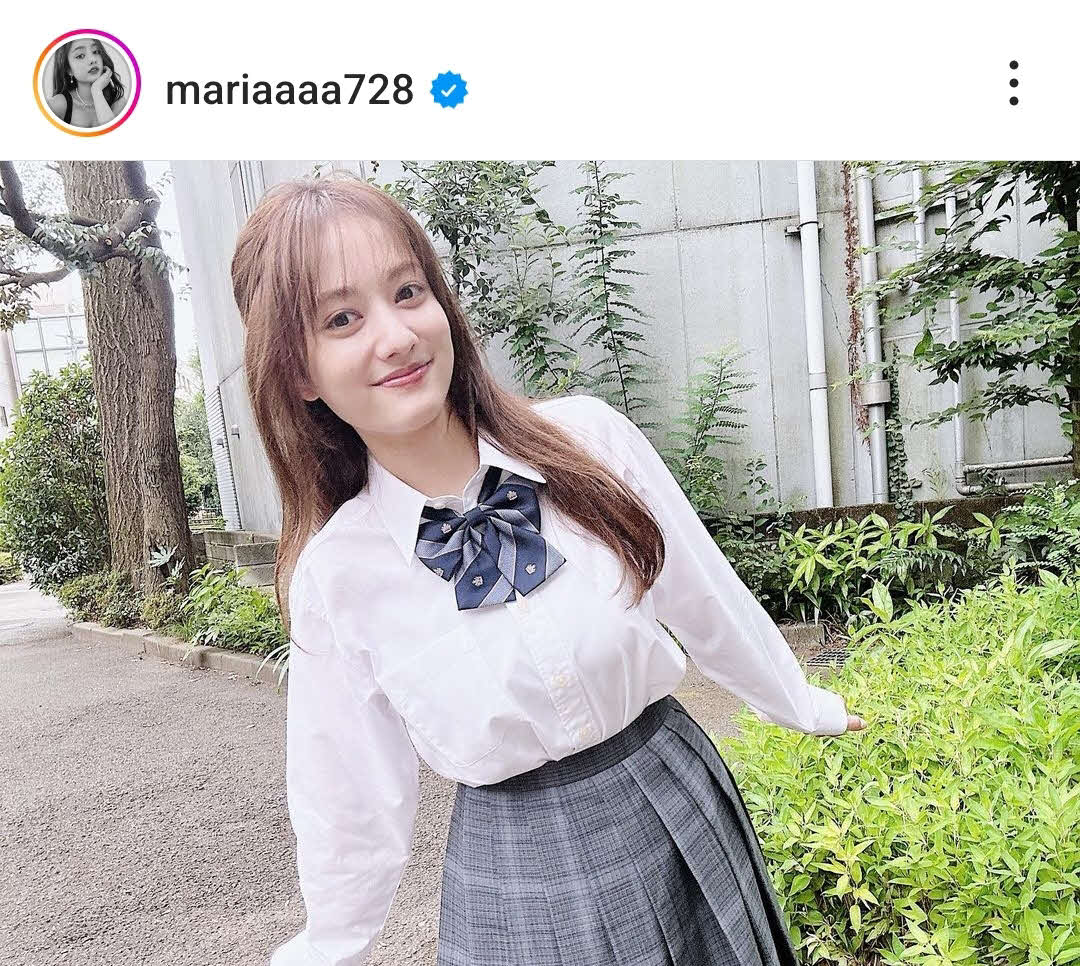 制服ショットを公開（谷まりあのインスタグラムから）