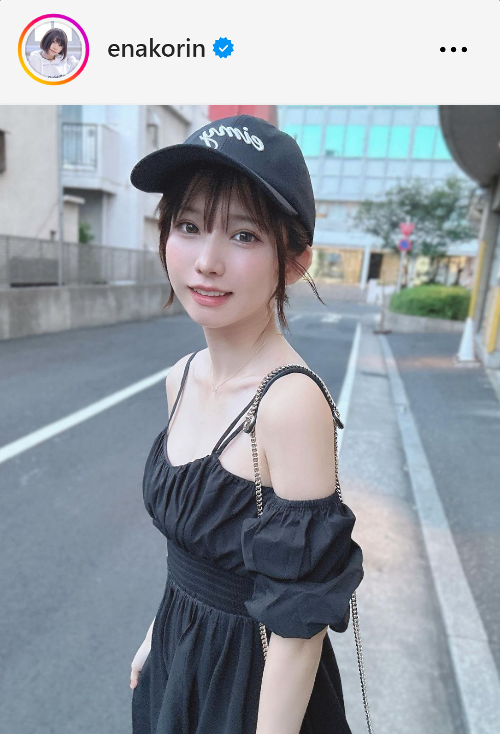 黒コーデの私服ショットを公開したえなこ（えなこのインスタグラムから）