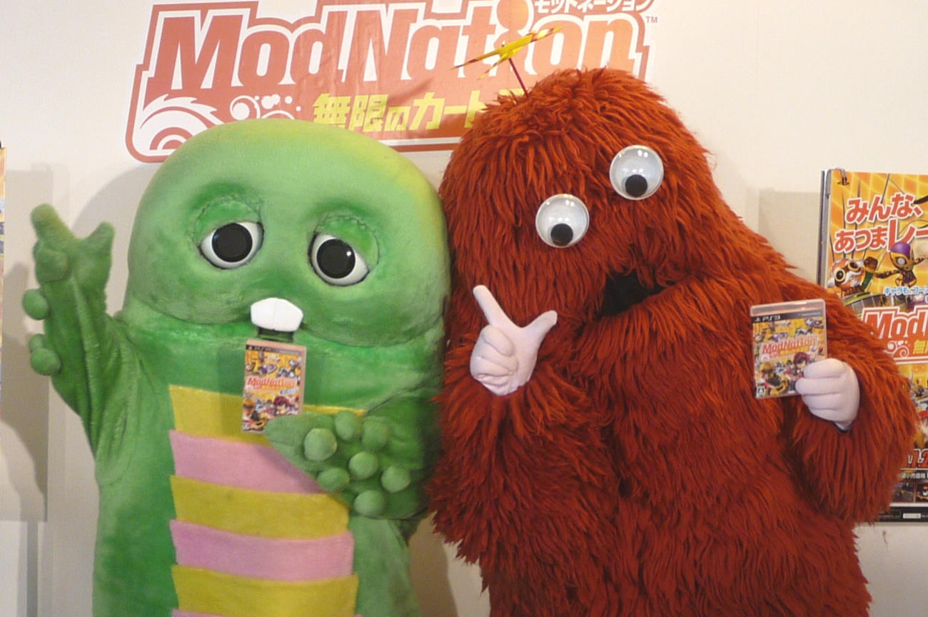 ガチャピン（左）とムック（2010年7月撮影）