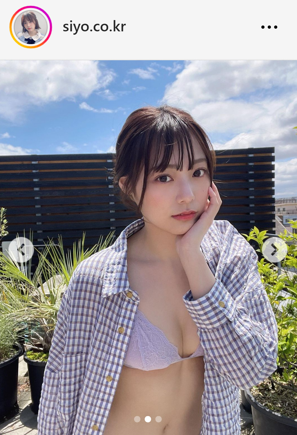 ビキニにワイシャツを羽織った李始燕（李始燕のインスタグラムから）