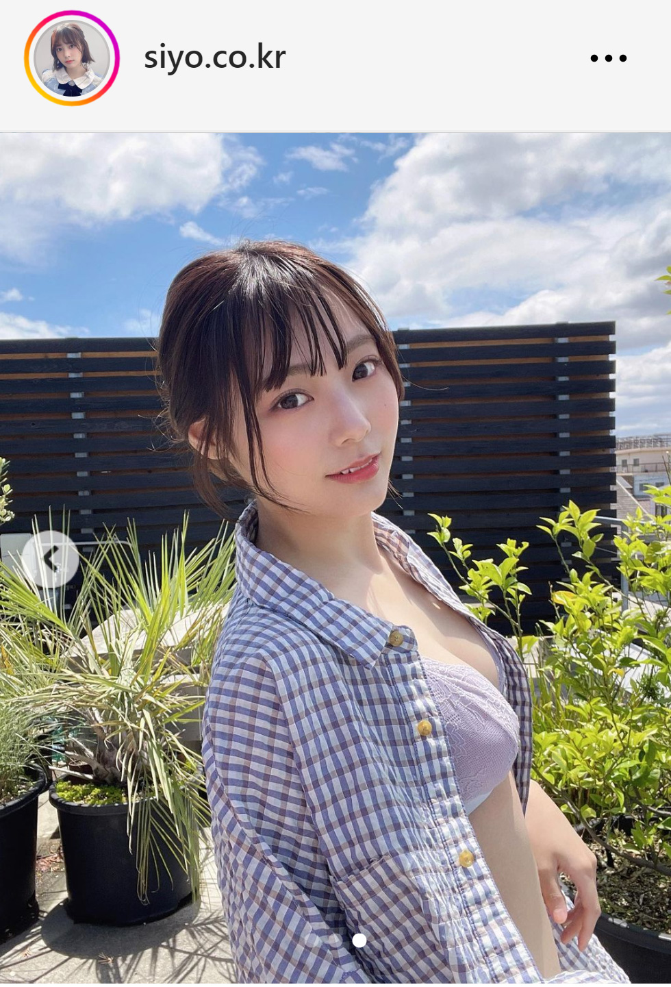 ビキニにワイシャツを羽織った李始燕（李始燕のインスタグラムから）