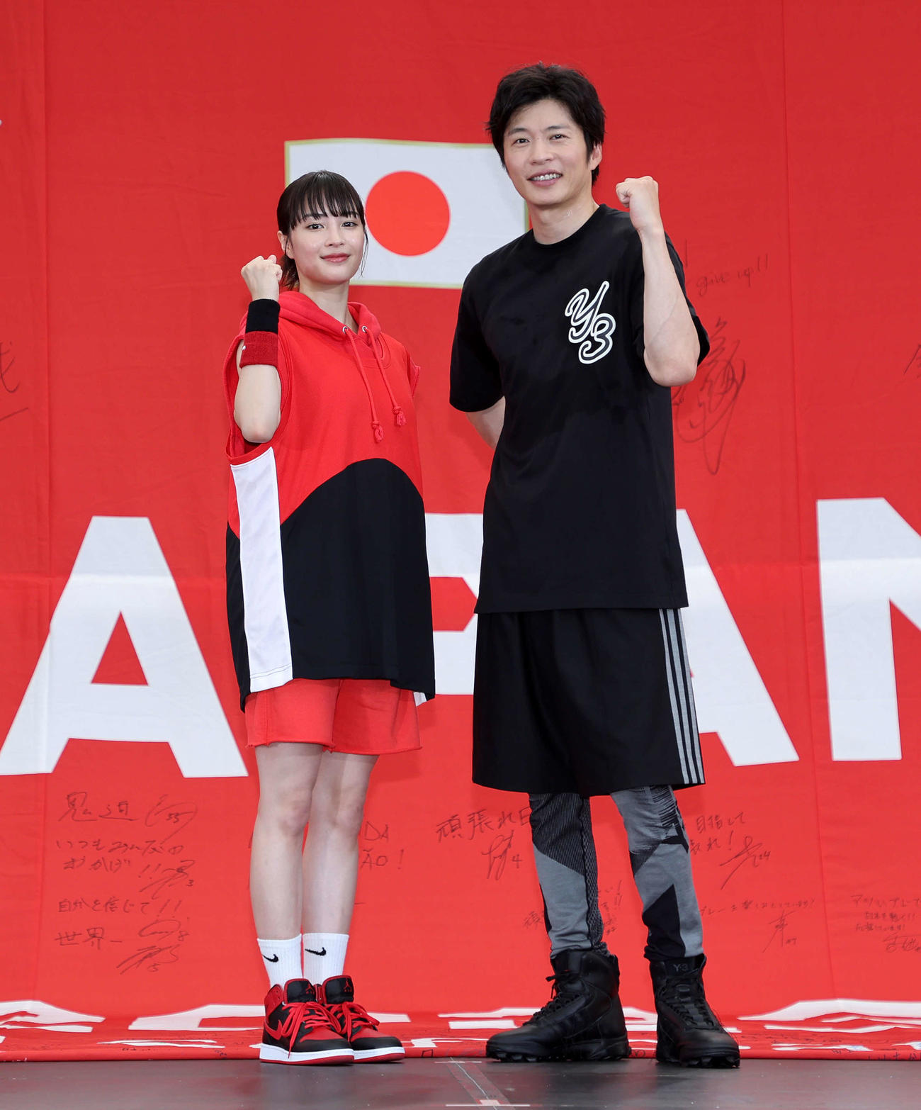 バスケW杯応援イベントに参加した広瀬すず（左）と田中圭（撮影・鈴木正人）