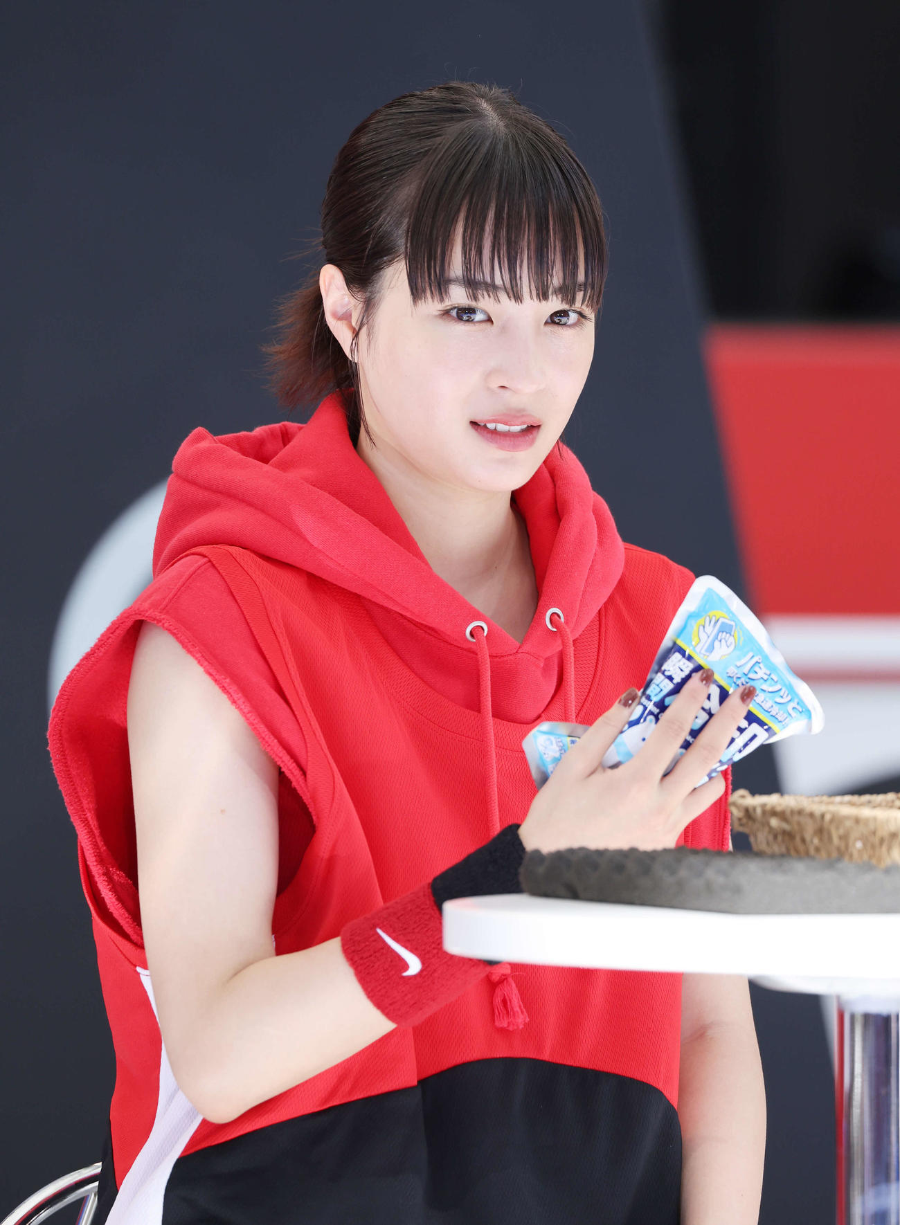 バスケW杯応援イベントに参加し冷却剤を手にする広瀬すず（撮影・鈴木正人）