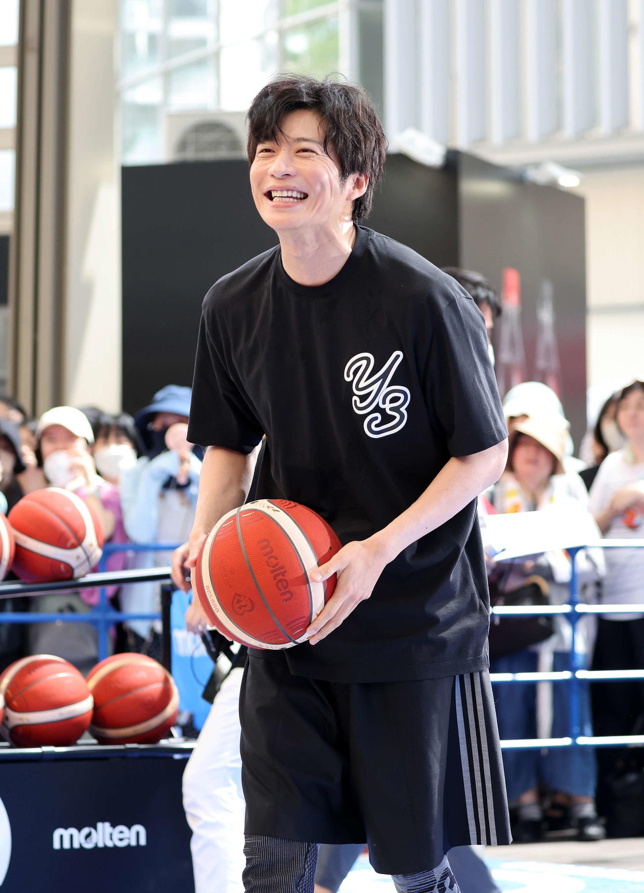 バスケW杯応援イベントでフリースローに臨む田中圭（撮影・鈴木正人）