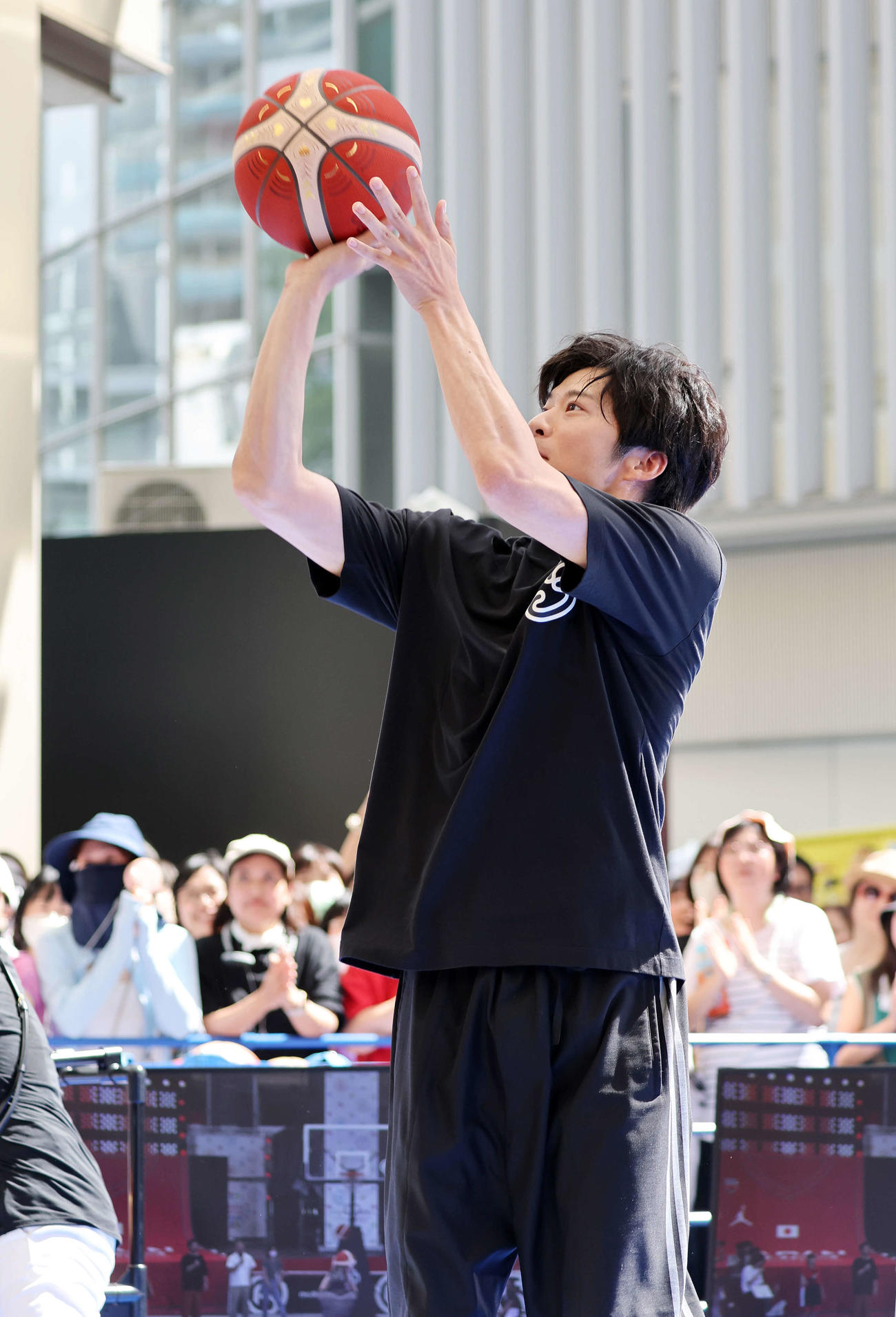 バスケW杯応援イベントでフリースローに臨む田中圭（撮影・鈴木正人）