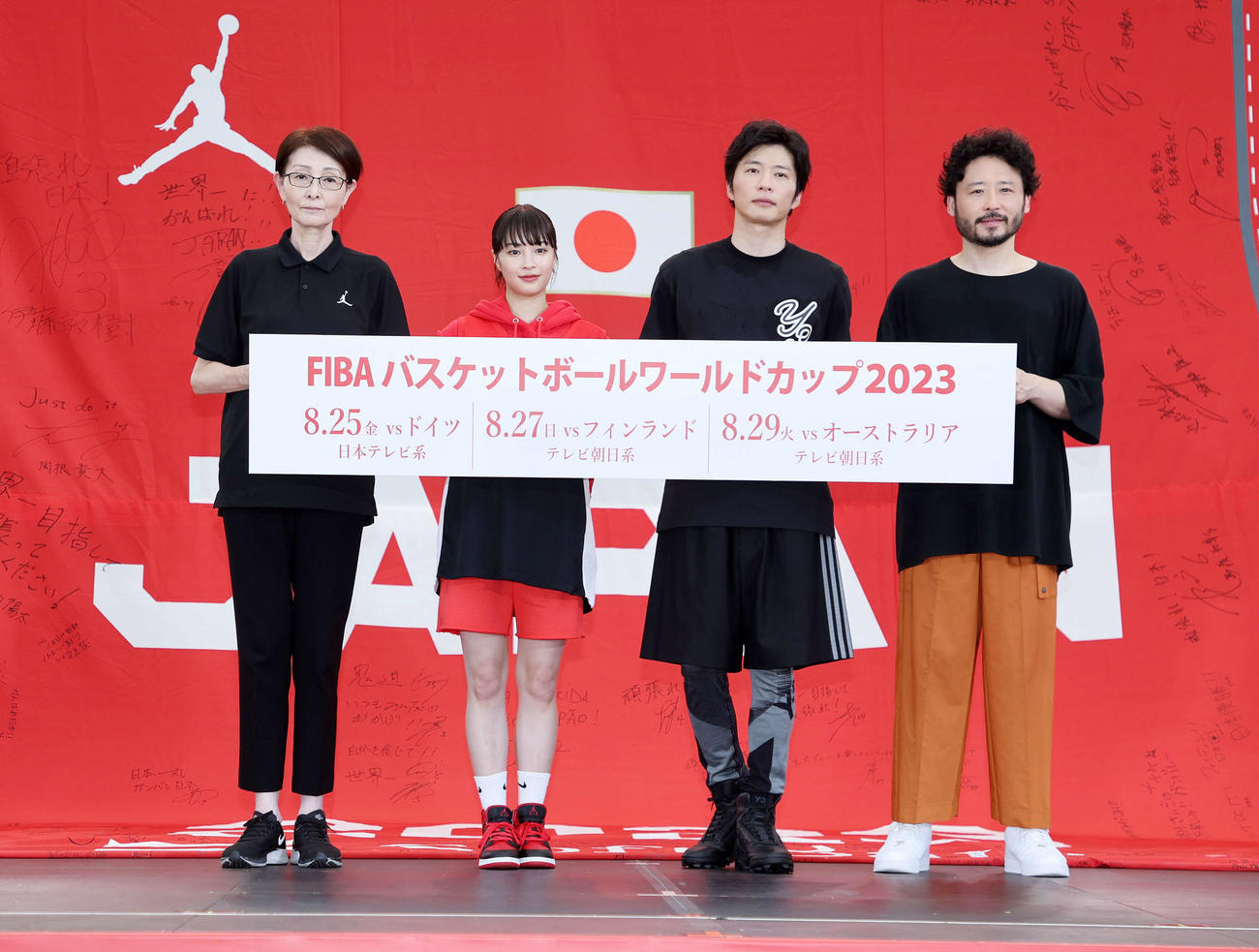 バスケW杯応援イベントに参加した、左から三井会長、広瀬すず、田中圭、田臥（撮影・鈴木正人）