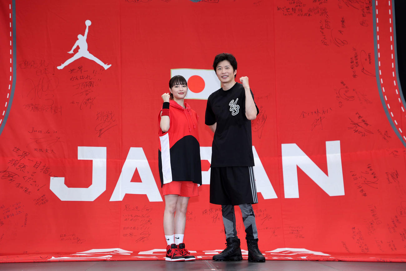 バスケW杯応援イベントに参加した広瀬すず（左）と田中圭（撮影・鈴木正人）