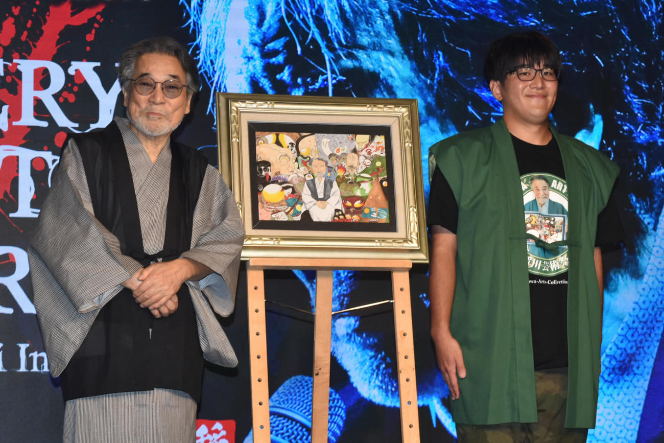 「稲川芸術祭」テーマソング発表イベントに出席し、堀和暉氏から会談ナイト「MYSTERY NIGHT TOUR」1000回公演を記念した絵画を贈られる稲川淳二
