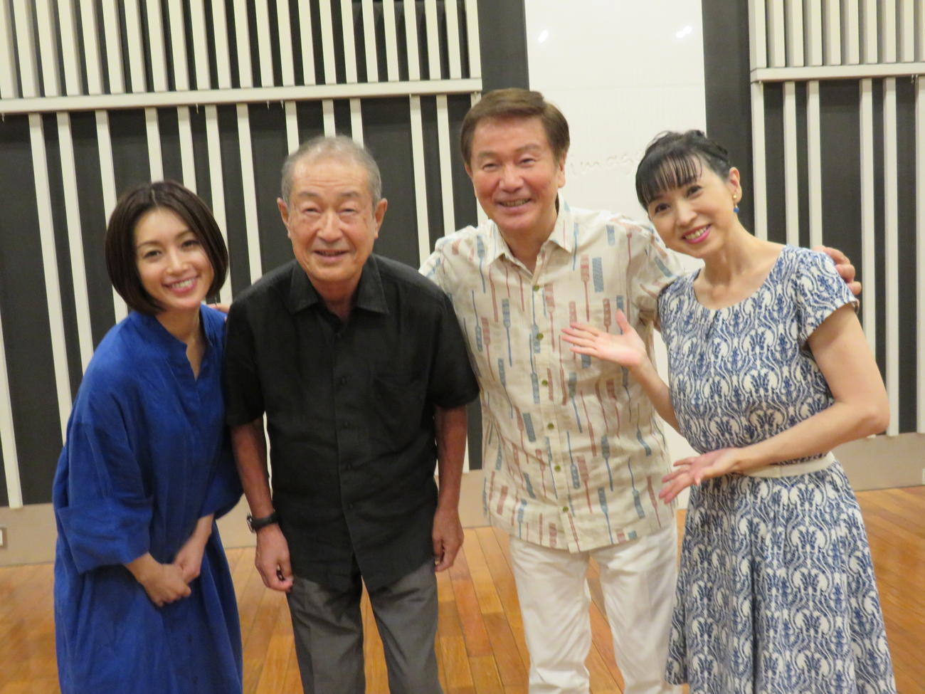 森田健作（右から2人目）のラジオ番組にゲスト出演した稲垣博司氏（同3人目）とアシスタントの酒井法子（左端）西村知美