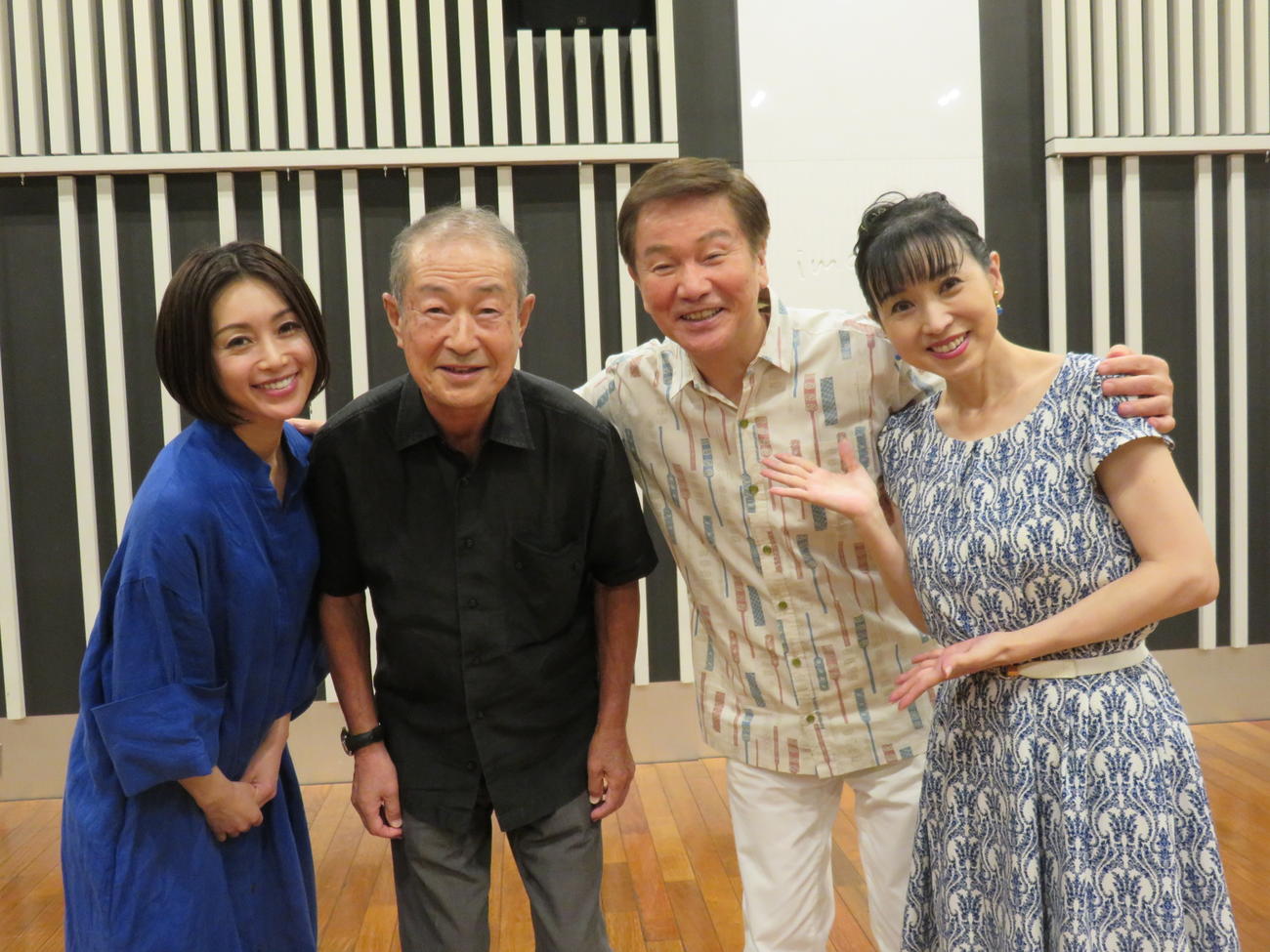 森田健作（右から2人目）のラジオ番組にゲスト出演した稲垣博司氏（同3人目）とアシスタントの酒井法子（左端）西村知美