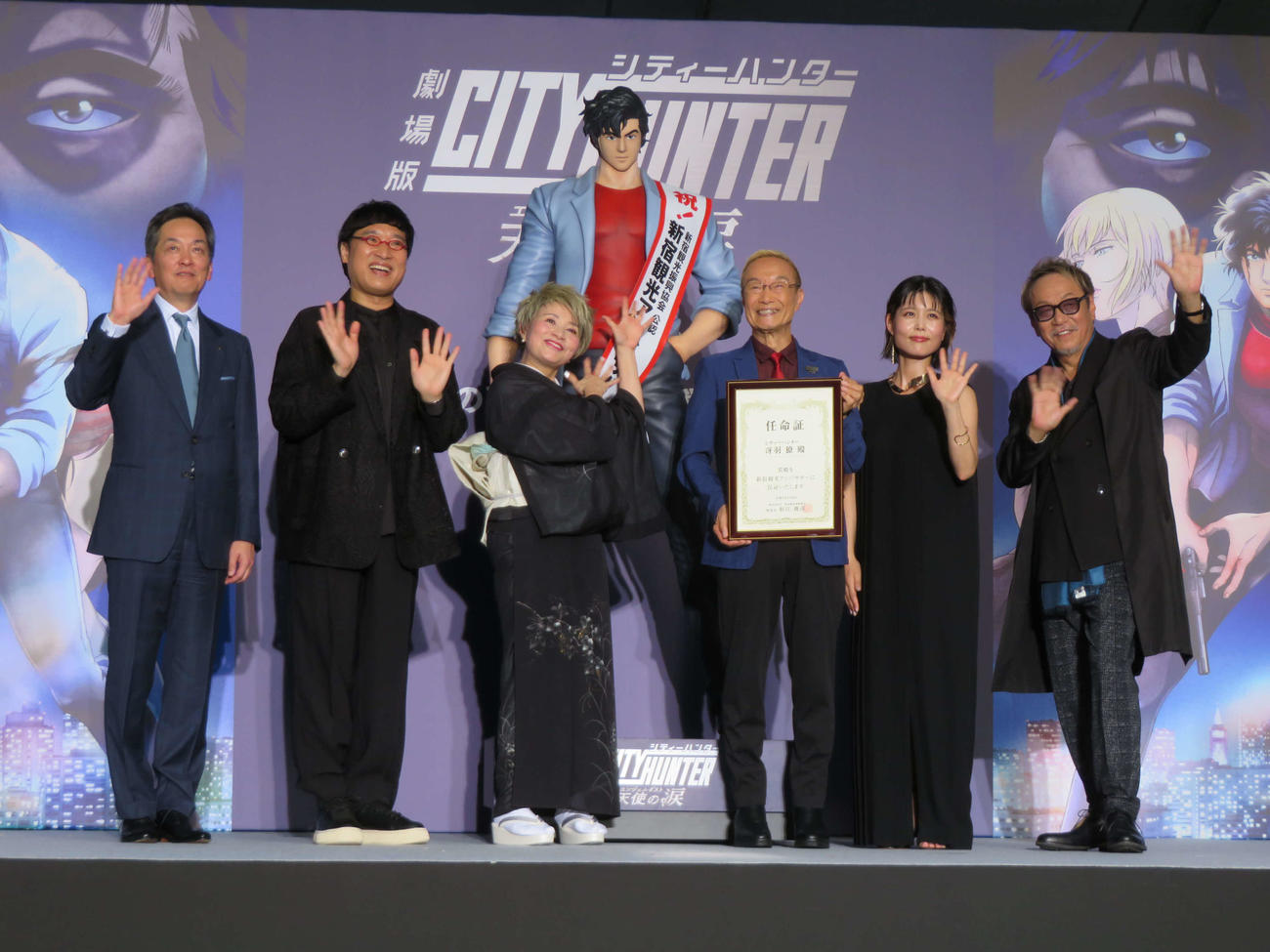 アニメ映画「劇場版シティーハンター　天使の涙（エンジェルダスト）」プレミアイベントに登壇した、左から杉江俊彦新宿観光振興協会理事長、山里亮太、伊倉一恵、神谷明、沢城みゆき、堀内賢雄（撮影・村上幸将）