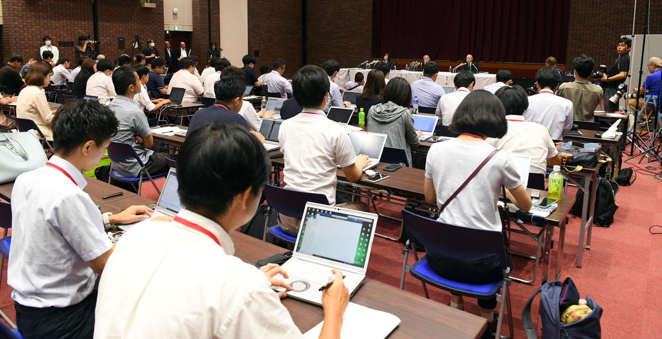 会見に集まった報道陣（撮影・たえ見朱実）
