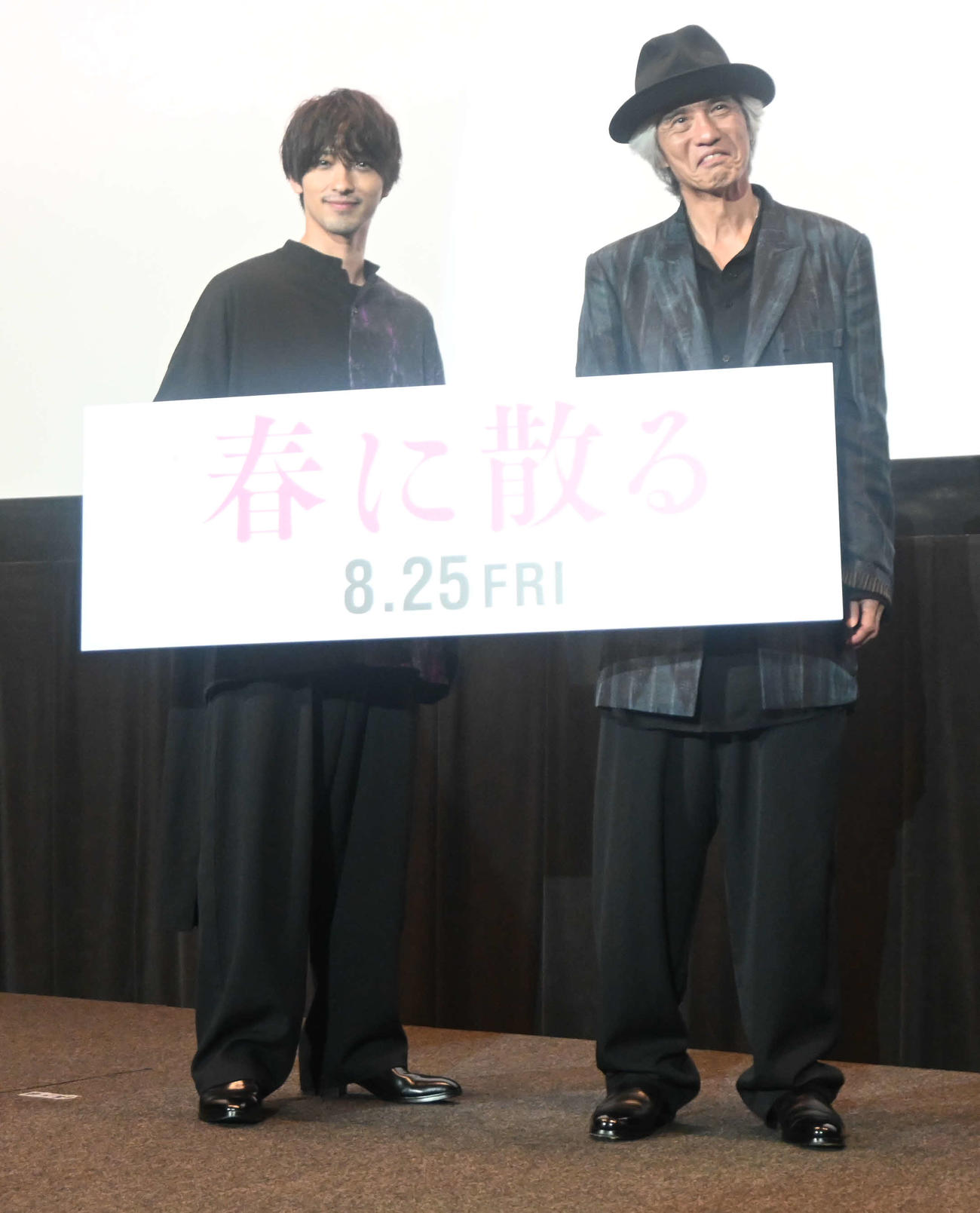 映画「春の散る」の舞台あいさつに登壇した横浜流星（左）、佐藤浩市（撮影・松浦隆司）
