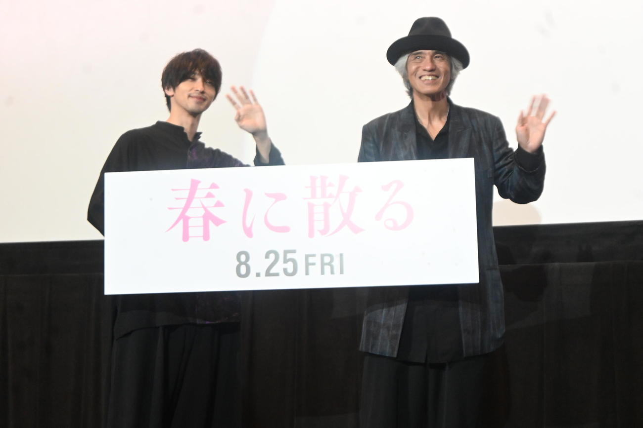 映画「春の散る」の舞台あいさつに登壇した横浜流星（左）、佐藤浩市（撮影・松浦隆司）