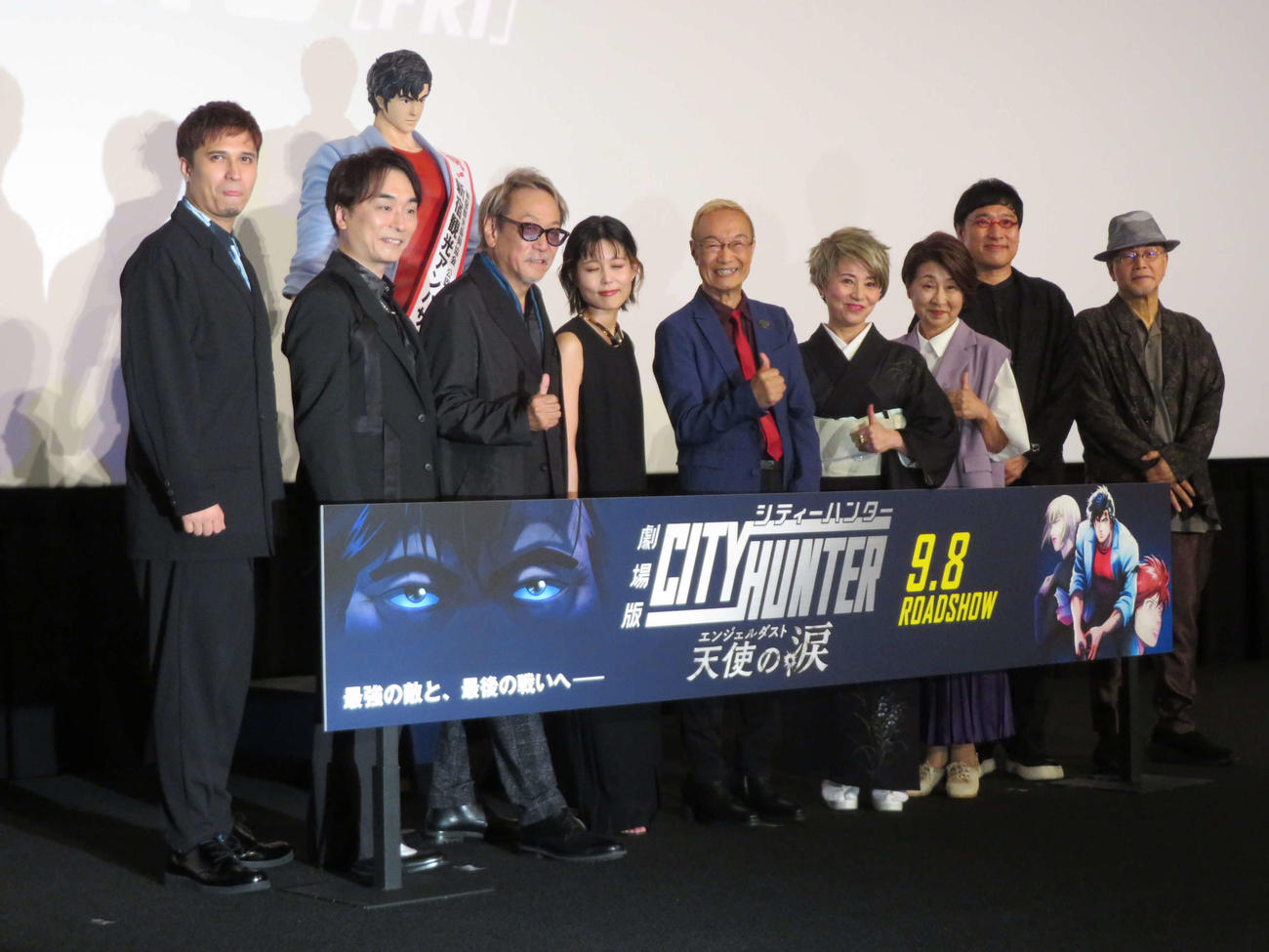 アニメ映画「劇場版シティーハンター　天使の涙（エンジェルダスト）」プレミア舞台あいさつ試写会に登壇した、左から木村昴、関智一、堀内賢雄、沢城みゆき、神谷明、伊倉一恵、一龍斎春水、山里亮太、こだま兼嗣総監督（撮影・村上幸将）