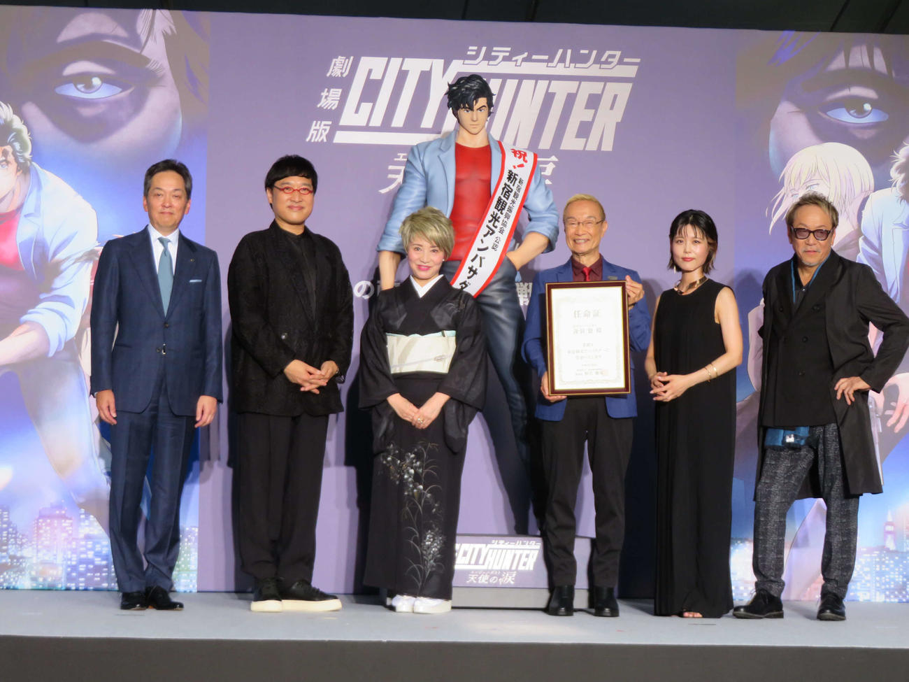 アニメ映画「劇場版シティーハンター　天使の涙（エンジェルダスト）」プレミアイベントに登壇した、左から杉江俊彦新宿観光振興協会理事長、山里亮太、伊倉一恵、神谷明、沢城みゆき、堀内賢雄（撮影・村上幸将）