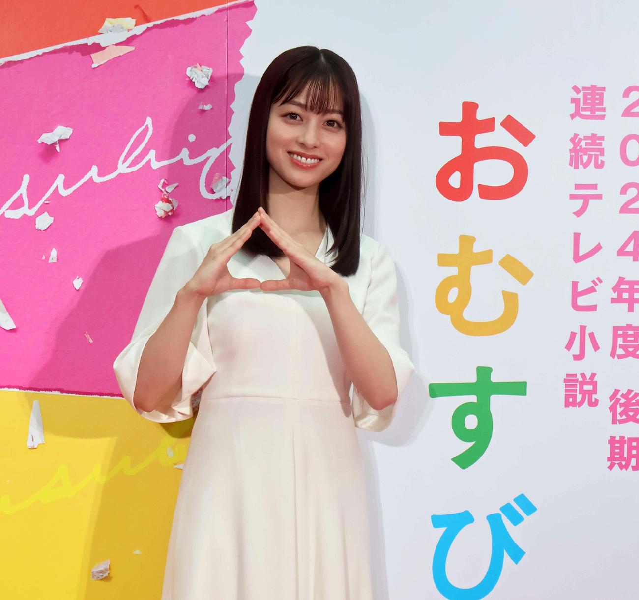 おむすびポーズを求められ、即興で形を作った橋本環奈（撮影・村上久美子）
