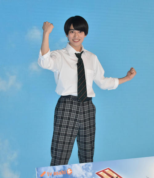仮面ライダーガッチャードの決めポーズをとる本島純政