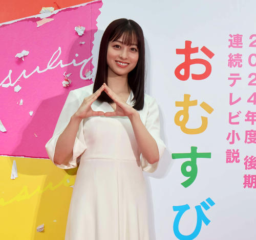 おむすびポーズを求められ、即興で形を作った橋本環奈（撮影・村上久美子）