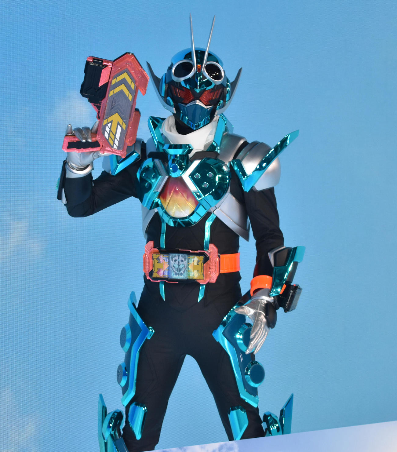 ポーズを決める仮面ライダーガッチャード