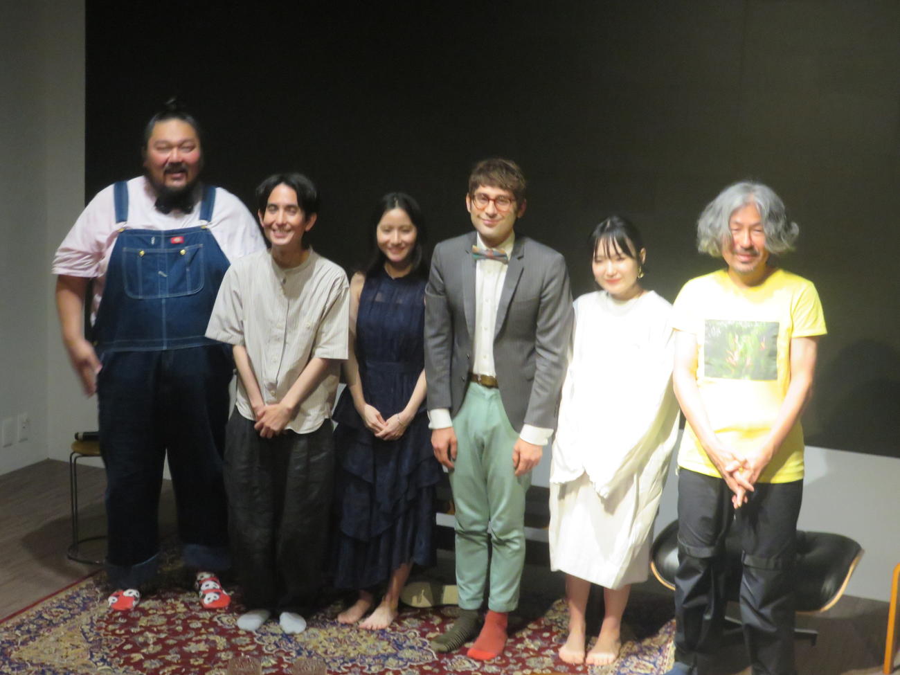 映画「トシエ・ザ・ニヒリスト」の公開記念トークショーを行ったマシュー・チョジック（左から4人目）と出演者たち。左から米本学仁、矢部太郎、比嘉梨乃、1人おいて日高七海、古川日出男氏