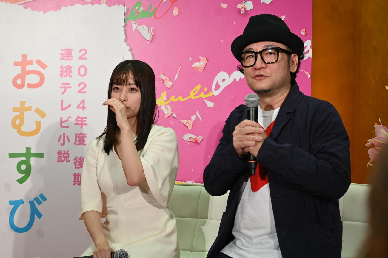 24年後期のNHK連続テレビ小説「おむすび」のヒロインに決まり、NHK大阪放送局で会見する橋本環奈（左）脚本家の根本ノンジ氏（撮影・松浦隆司）